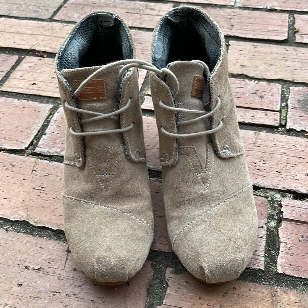 TOM’s Booties - Picture 2 of 6